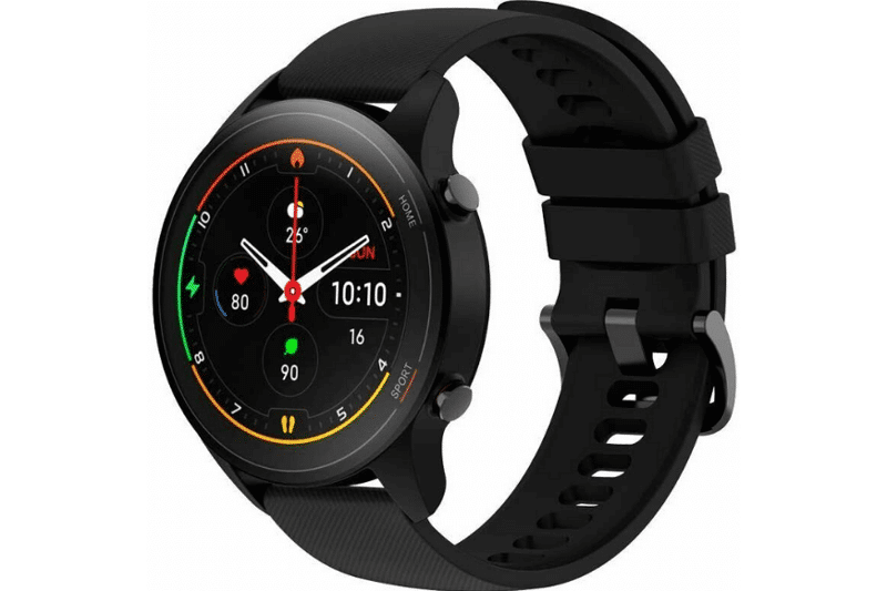 Man sieht die Xiaomi Mi Watch am Handgelenk.